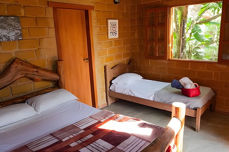 Casa charmosa com chalés, jardim e área gramada