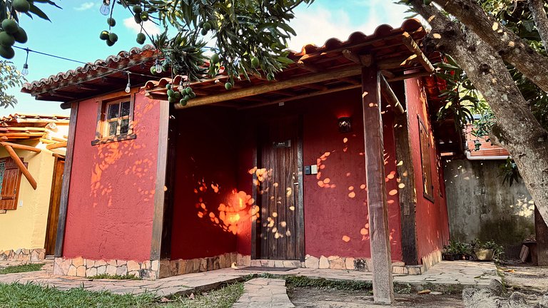 Chalé de adobe em linda casa com jardim