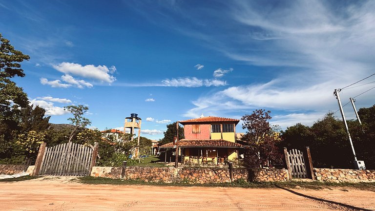 Suíte espaçosa em linda casa rústica com jardim