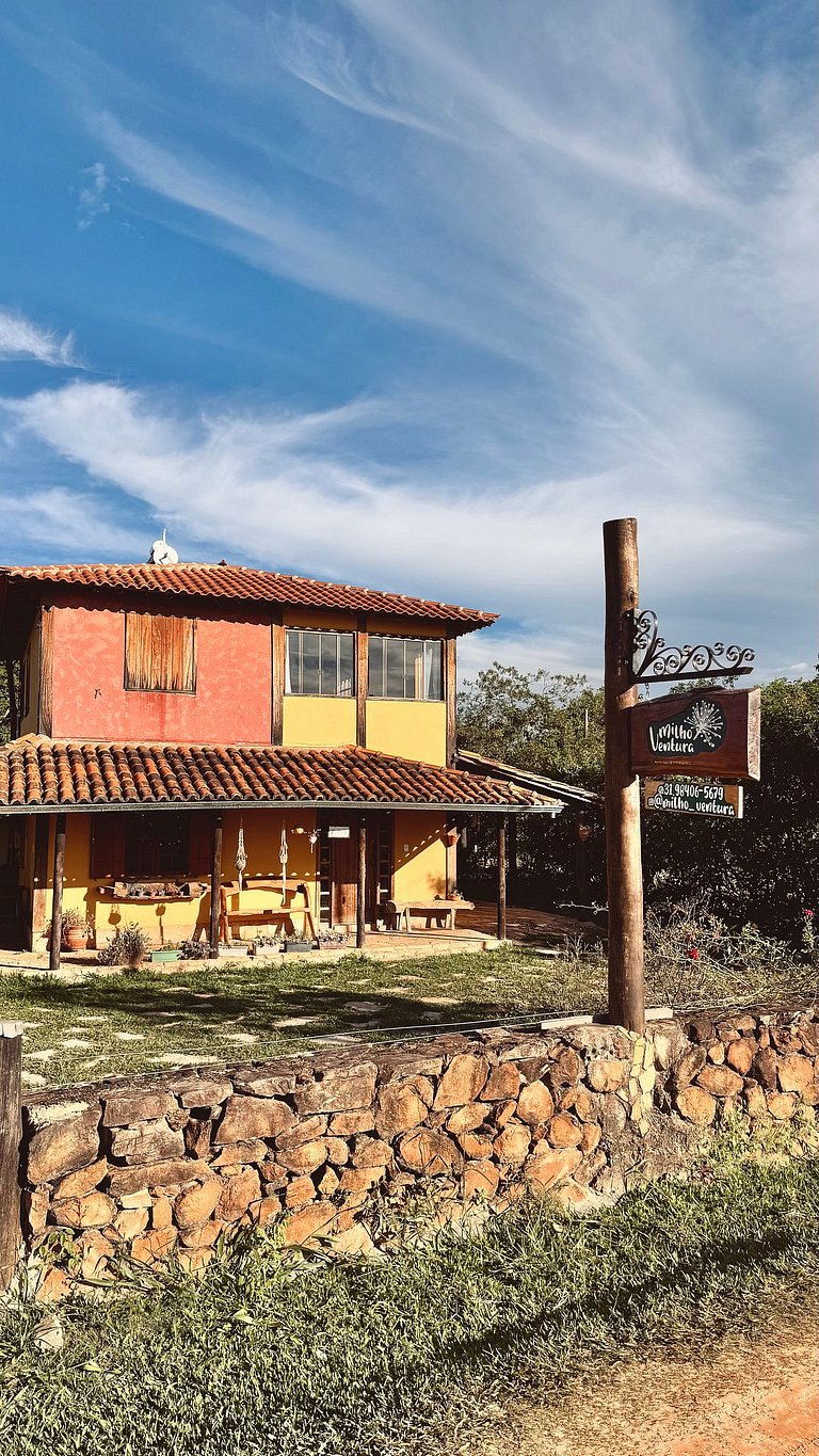 Suíte espaçosa em linda casa rústica com jardim