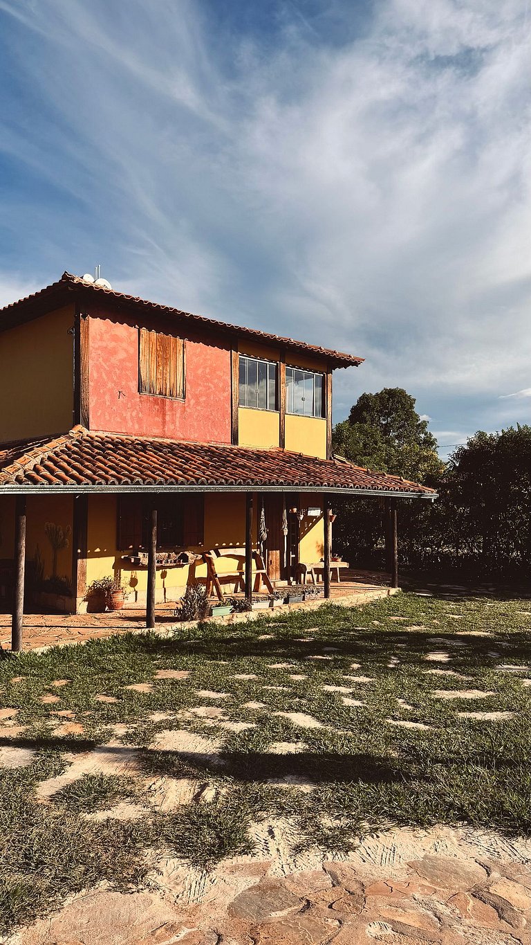 Suíte espaçosa em linda casa rústica com jardim