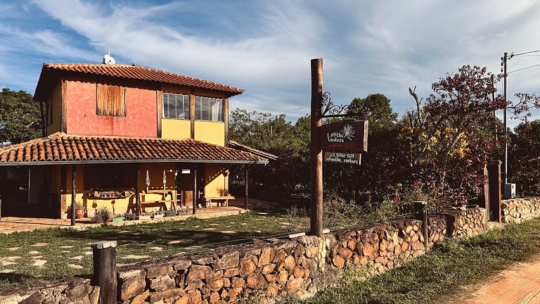 Chalé de adobe em linda casa com jardim