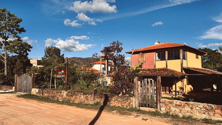 Quarto aconchegante em casa rústica com jardim