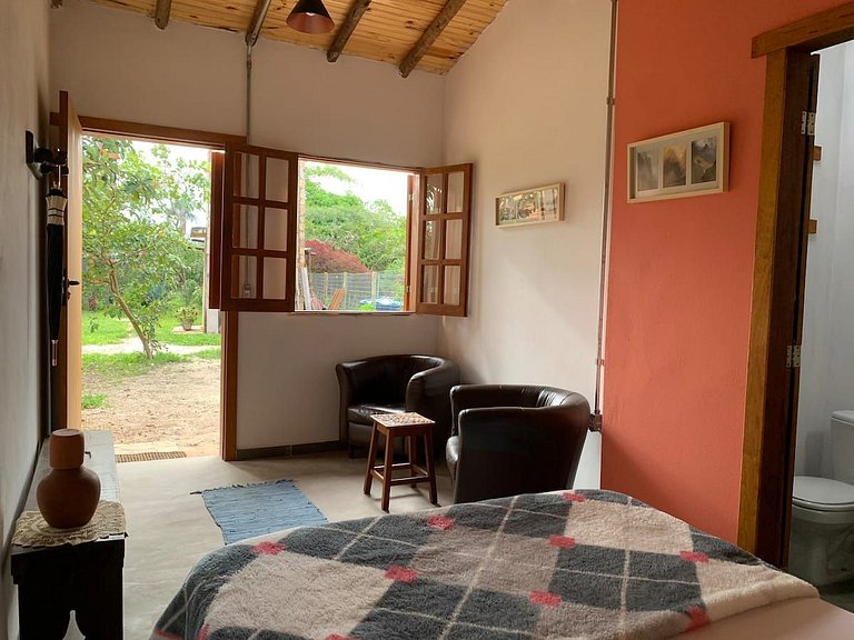 Chalé encantador em casa rústica com lindo jardim