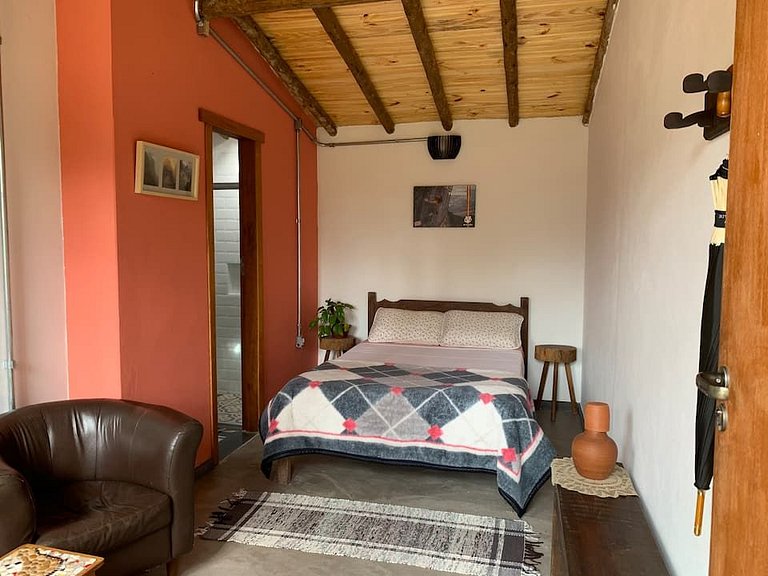 Chalé encantador em casa rústica com lindo jardim