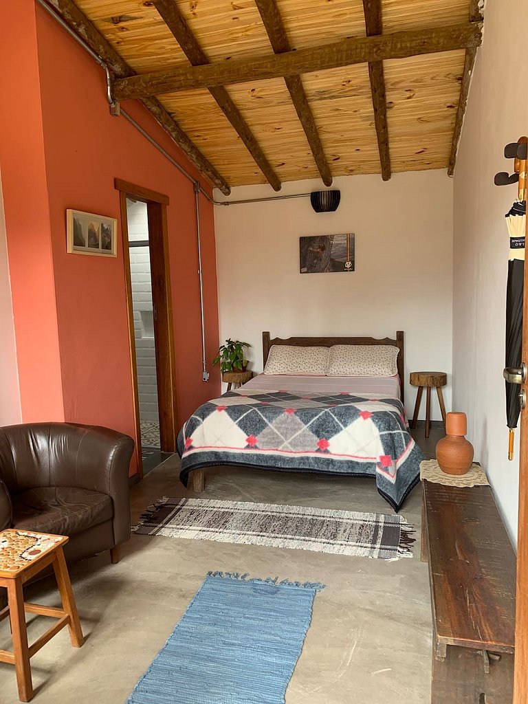 Chalé encantador em casa rústica com lindo jardim