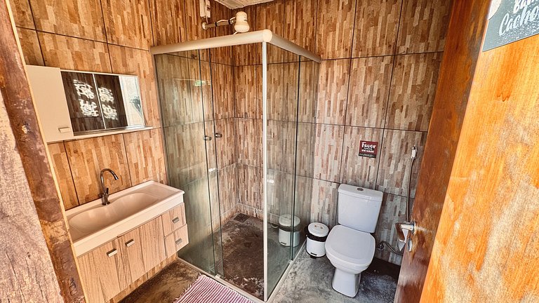 Quarto aconchegante em casa rústica com jardim