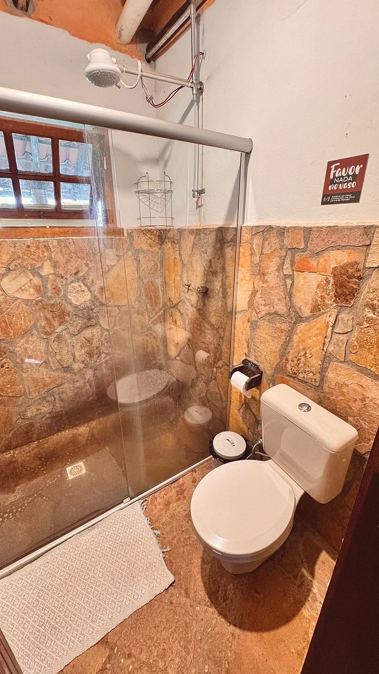 Quarto aconchegante em casa rústica com jardim