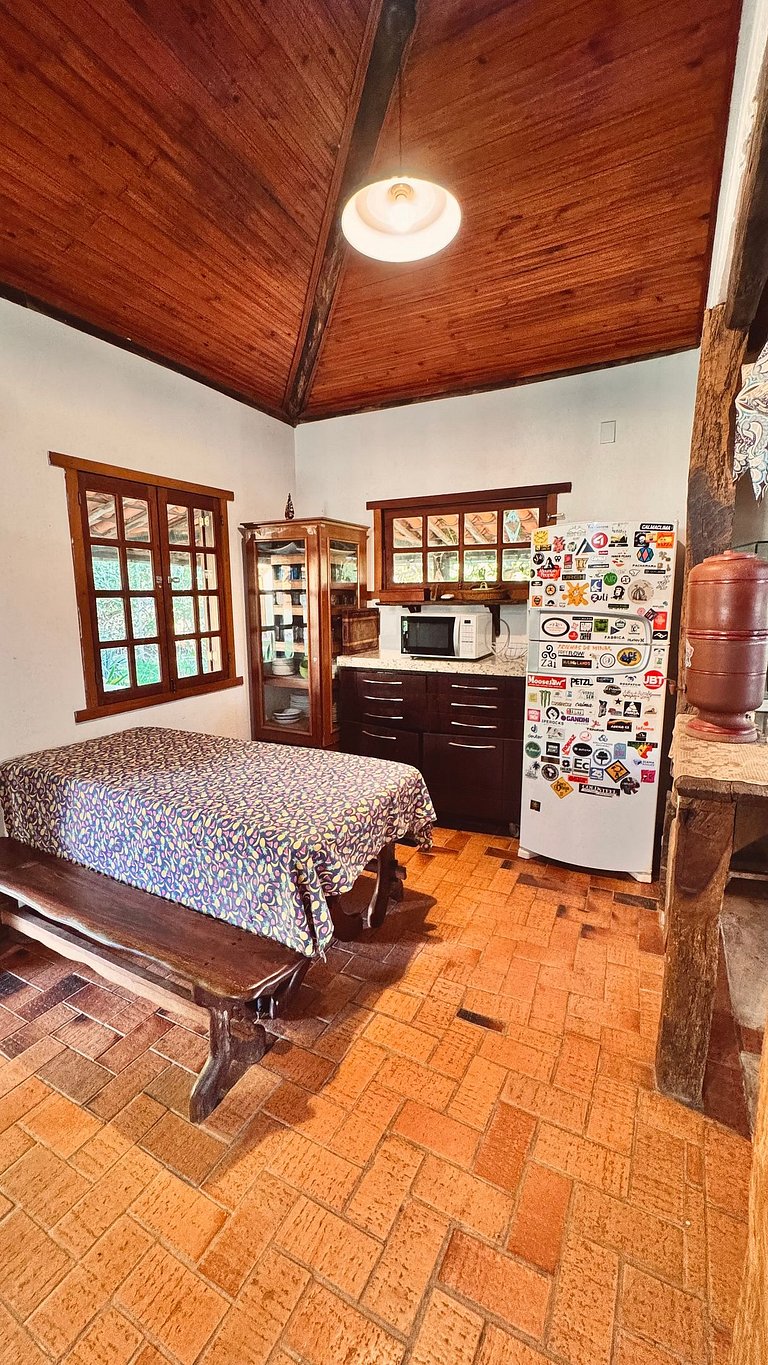 Suíte espaçosa em linda casa rústica com jardim