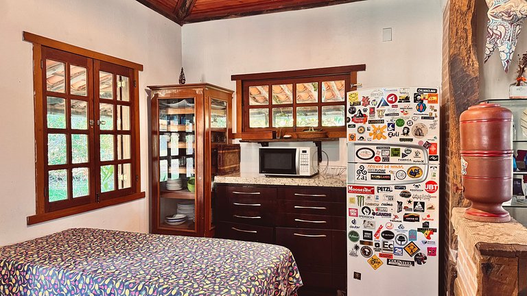 Suíte espaçosa em linda casa rústica com jardim