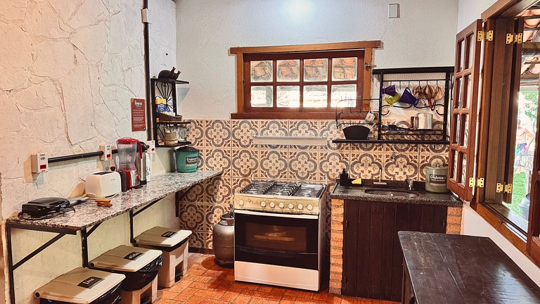 Suíte espaçosa em linda casa rústica com jardim