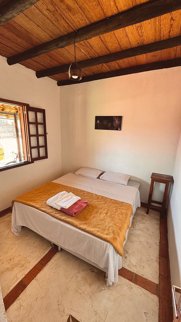 Quarto aconchegante em casa rústica com jardim