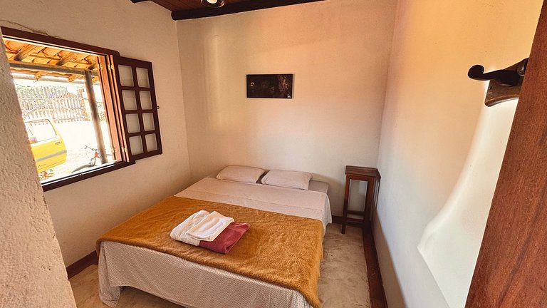 Quarto aconchegante em casa rústica com jardim