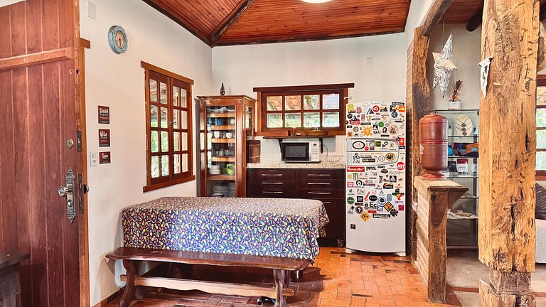 Casa charmosa com chalés, jardim e área gramada