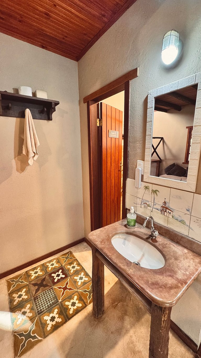 Casa charmosa com chalés, jardim e área gramada