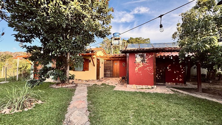 Casa charmosa com chalés, jardim e área gramada