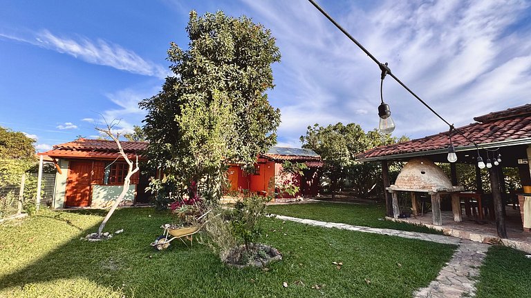 Casa charmosa com chalés, jardim e área gramada