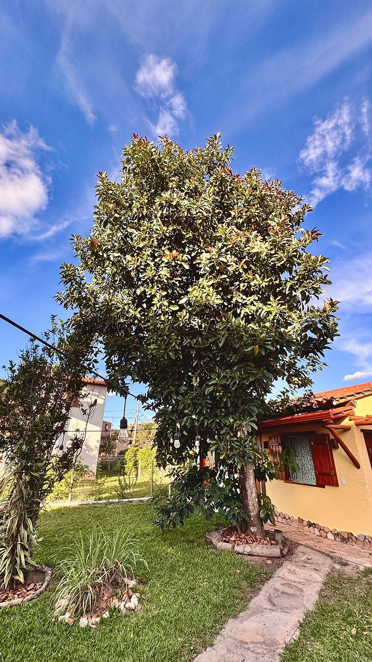 Casa charmosa com chalés, jardim e área gramada