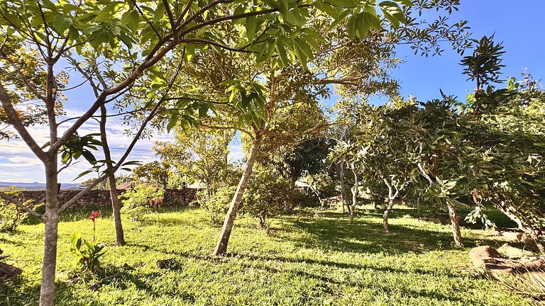 Casa charmosa com chalés, jardim e área gramada