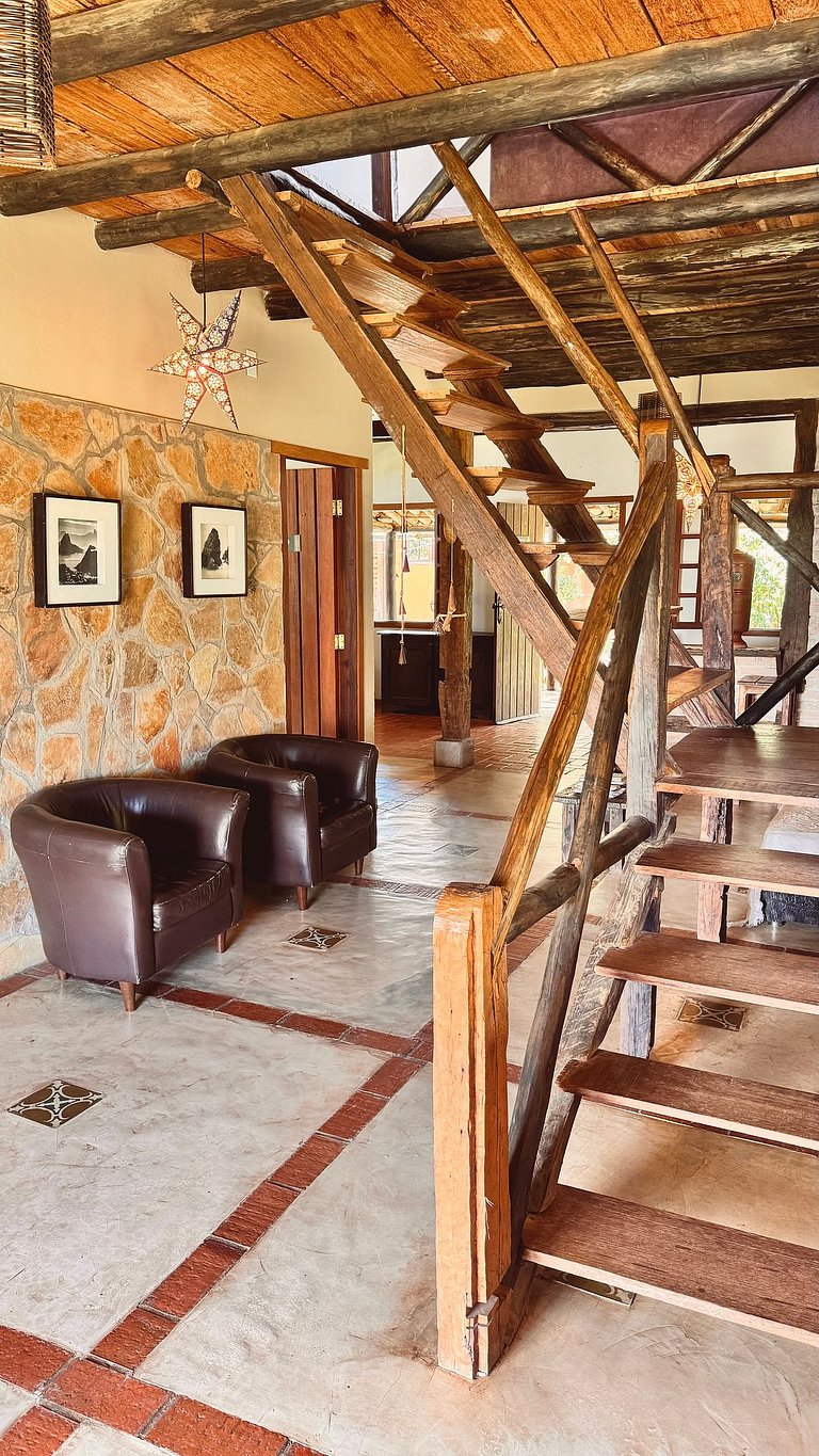 Suíte espaçosa em linda casa rústica com jardim