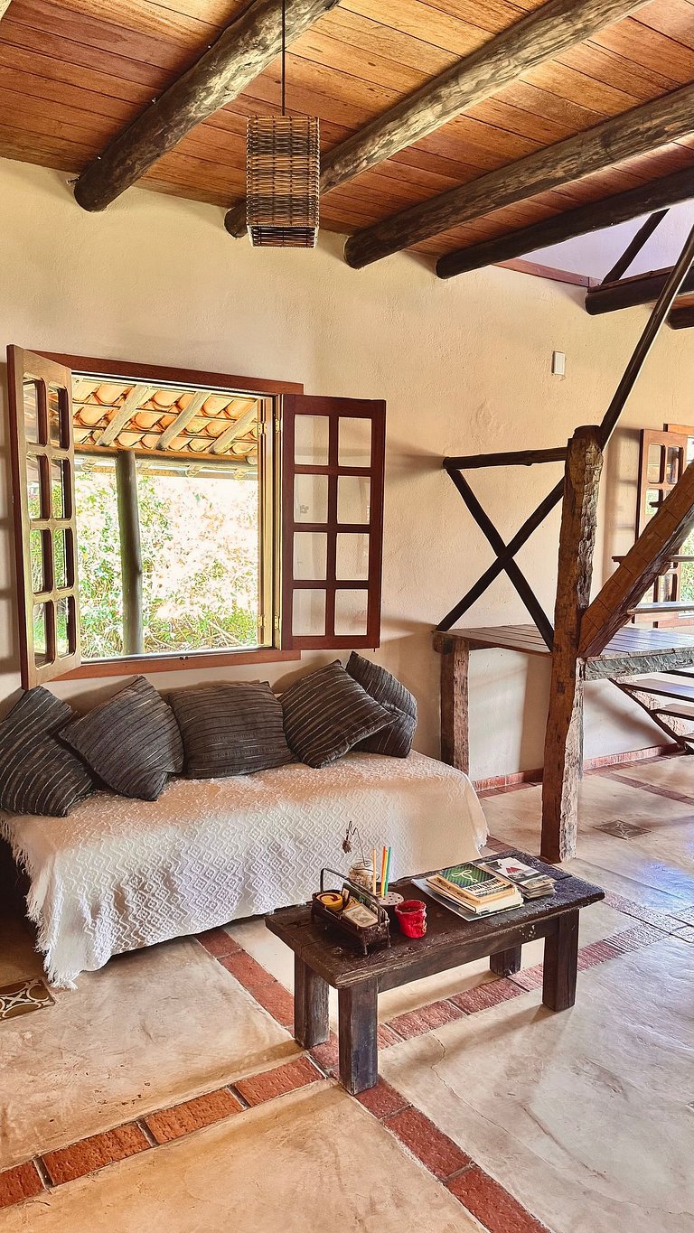 Suíte espaçosa em linda casa rústica com jardim