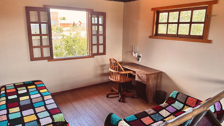 Suíte espaçosa em linda casa rústica com jardim