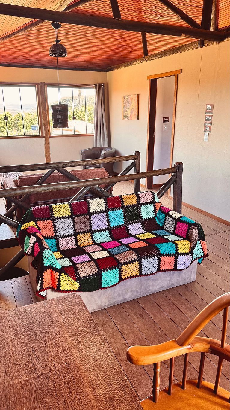 Suíte espaçosa em linda casa rústica com jardim