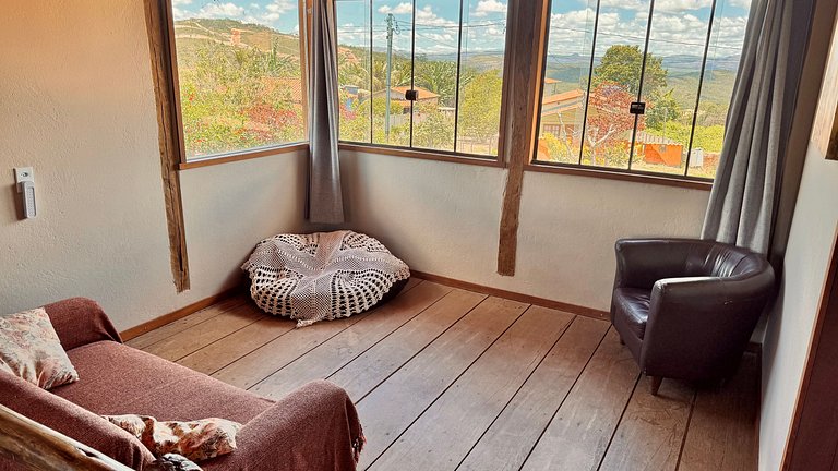 Suíte espaçosa em linda casa rústica com jardim