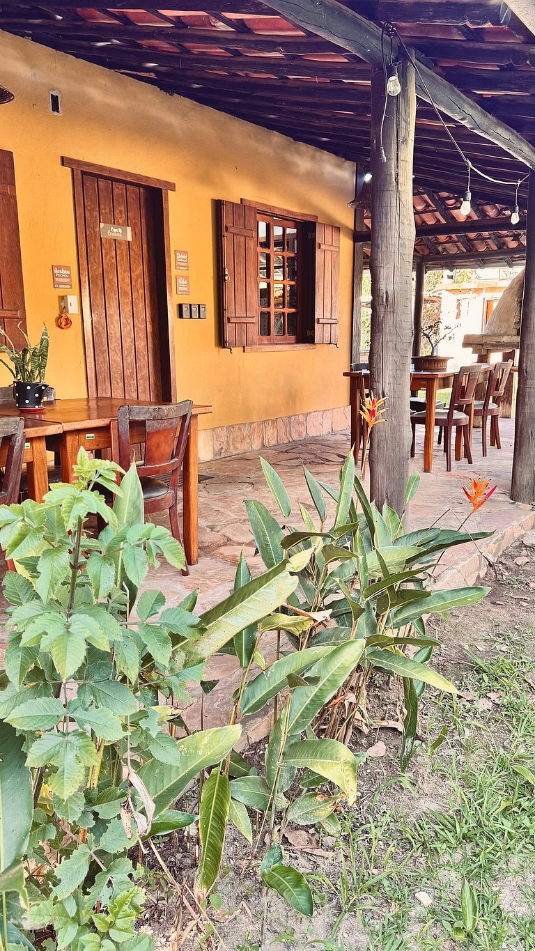 Quarto aconchegante em casa rústica com jardim