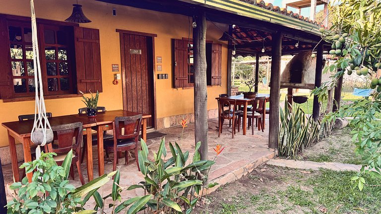 Suíte espaçosa em linda casa rústica com jardim